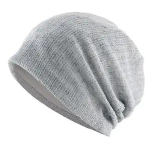 Hellgraue weiche Slouch-Beanie mit Innenfutter, schräg von der Seite auf Weiß