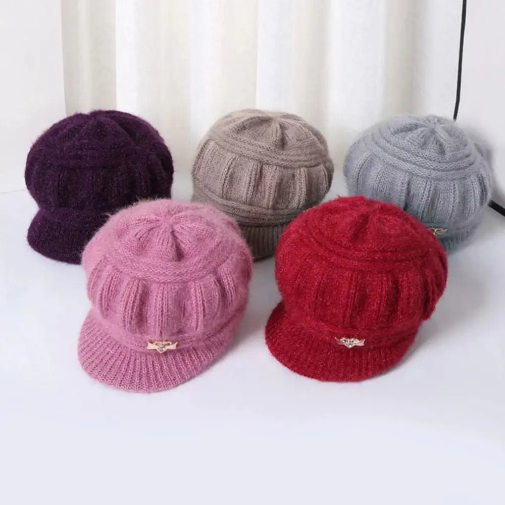 Schirmmütze Damen Winter: Strickmütze mit Zierspange und Futter – Bild 2