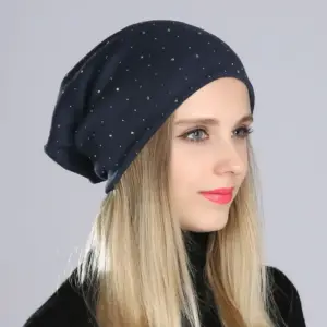 Frau trägt dunkelblaue Slouch-Beanie mit kleinen glitzernden Strasssteinen, seitlich fotografiert