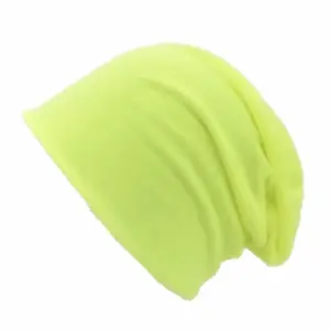 Lockere Slouch-Beanie mit weiten Falten, seitlich auf weißem Hintergrund fotografiert