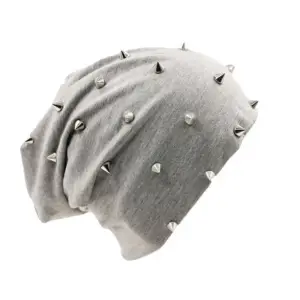 Graue Slouch-Beanie aus dünnem Stoff mit silbernen Nieten, seitlich auf Weiß