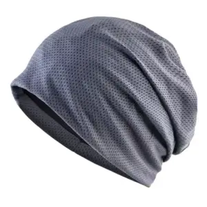 Luftige Beanie aus Netzstoff, locker geformt auf weißem Hintergrund