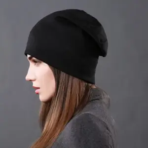 Dünne Wintermütze als lockere Beanie in Unifarben – Bild 2