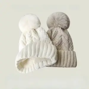 Wintermütze mit Bommel, Zopfmuster und Umschlag – Bild 2