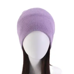 Fliederfarbene Beanie mit Rippenstrick auf einem Mannequin mit langen braunen Haaren, frontal