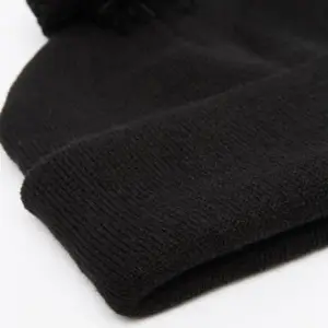 Beanie mit Bommel und breitem Umschlag, schlicht gestrickt – Bild 2
