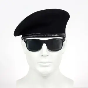 Schwarze Baskenmütze mit schmalem Band in Lederoptik, auf einem Mannequin mit Sonnenbrille