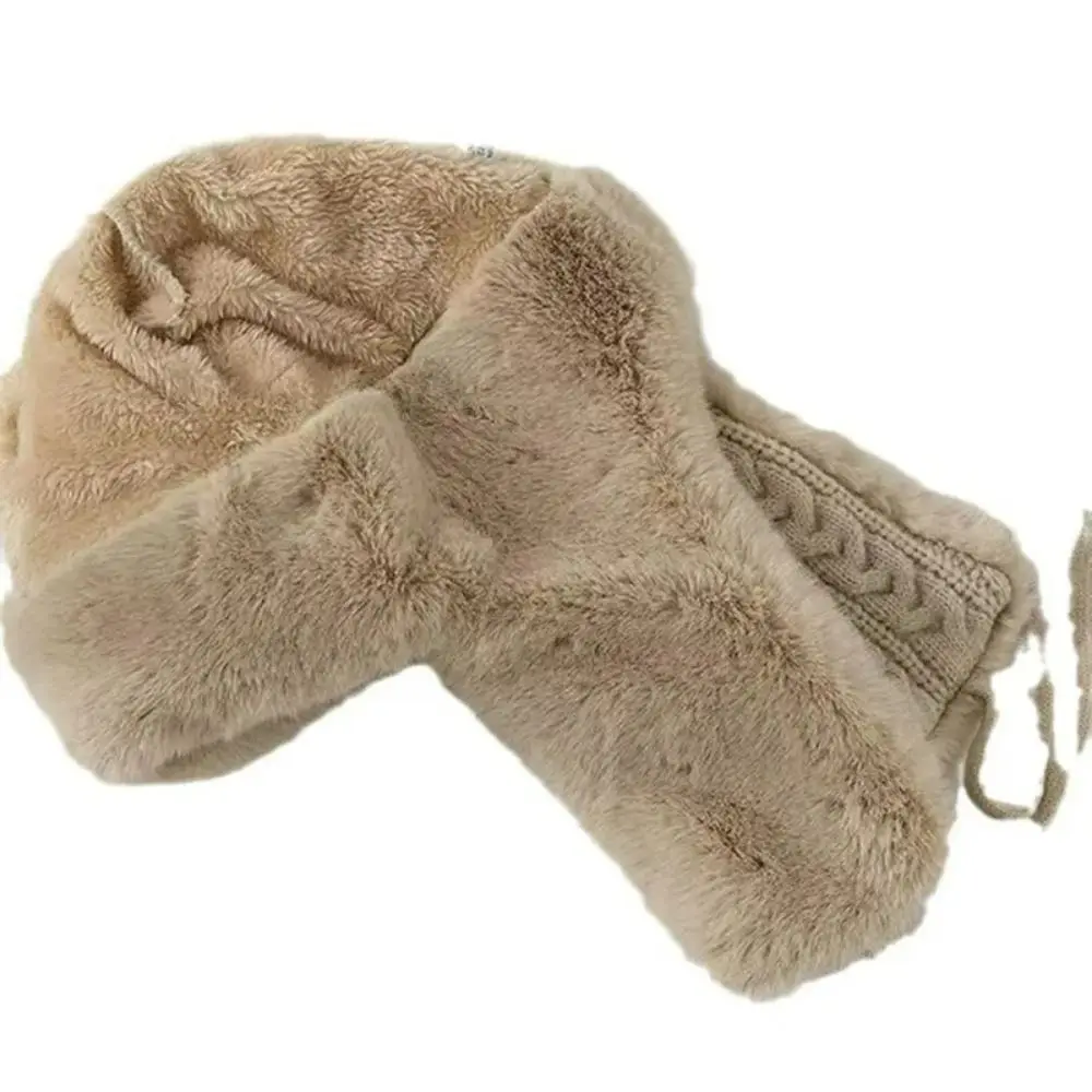 Strickmütze Creme mit Ohrenklappen, Zopfmuster und Bändern – Bild 3