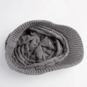 03-41 Graue Strickmütze mit Schirm und Waffelmuster, von oben auf hellem Hintergrund fotografiert