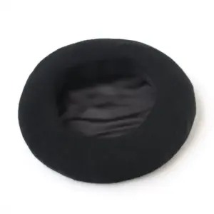 Schwarze Baskenmütze mit Innenfutter von oben auf weißem Hintergrund