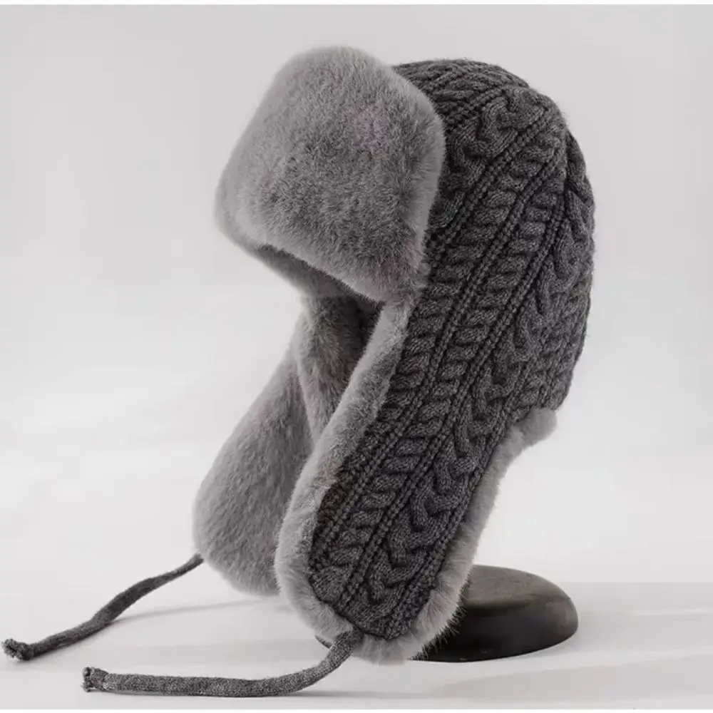 Strickmütze Creme mit Ohrenklappen, Zopfmuster und Bändern – Bild 4