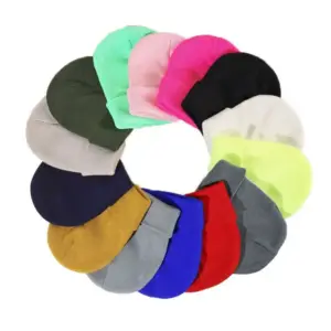 05 Kreisförmig angeordnete bunte Strickmützen mit Umschlag auf weißem Hintergrund