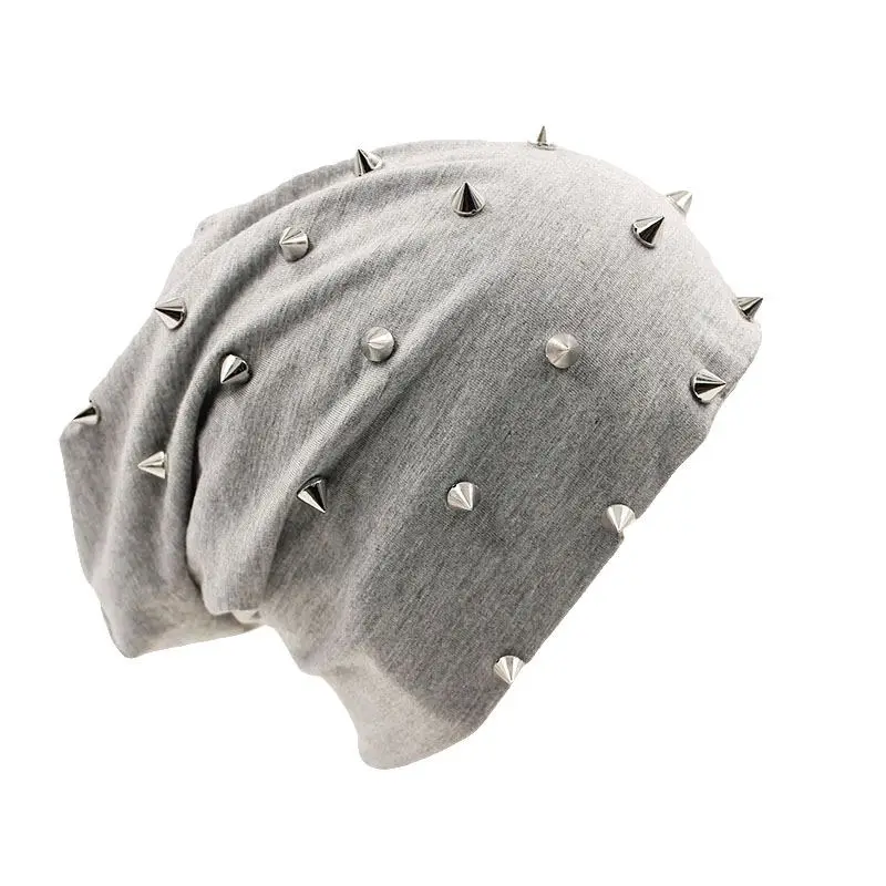 Beanie Baumwollmischung dünn, Slouch-Form mit Nieten – Hellgrau