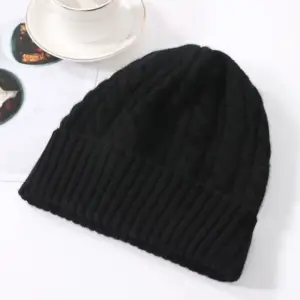 Wintermütze Schwarz Damen aus Wolle mit Zopfmuster – Schwarz