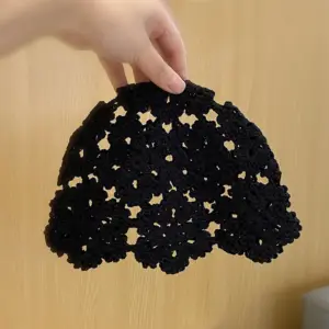 Schwarze Mütze Damen, gehäkelt mit Blumenmuster – Schwarz
