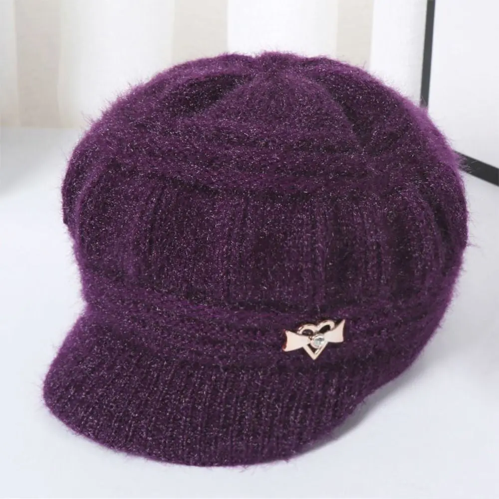 Schirmmütze Damen Winter: Strickmütze mit Zierspange und Futter – Lila