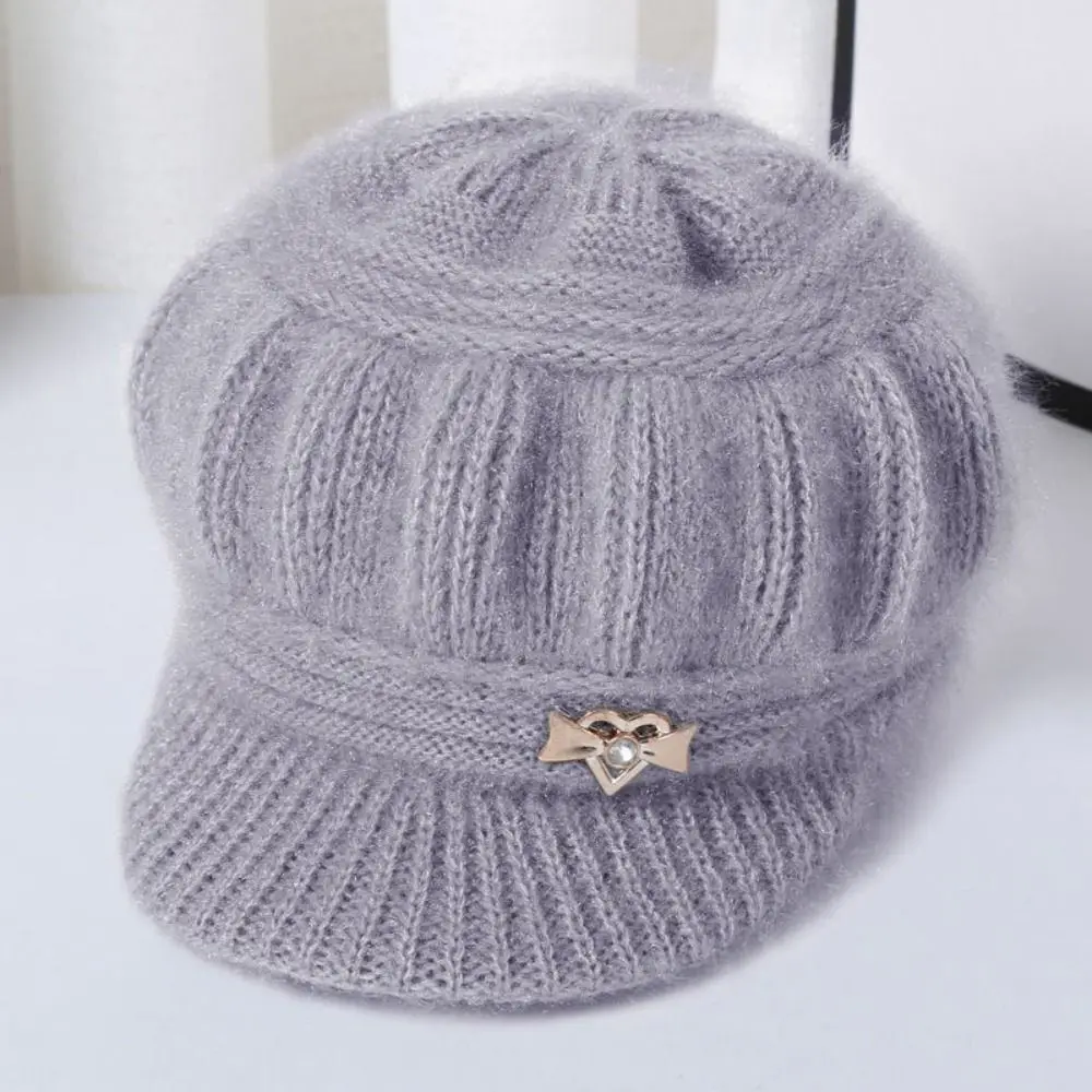 Schirmmütze Damen Winter: Strickmütze mit Zierspange und Futter – Grau