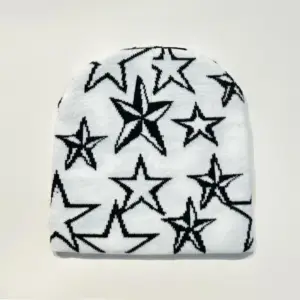 Weiße Mütze Beanie mit grafischem Motiv aus Strick – Weiß – Sterne