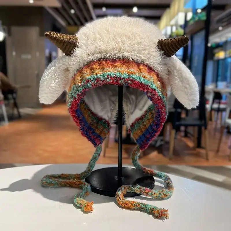 Beanie Damen: Plüschmütze mit Hörnern und Ohrenklappen – Creme – Regenbogenband