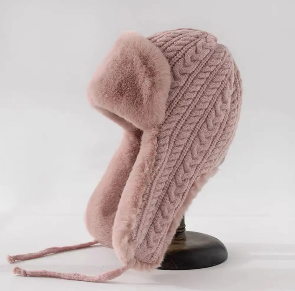 Strickmütze Creme mit Ohrenklappen, Zopfmuster und Bändern – Rosa