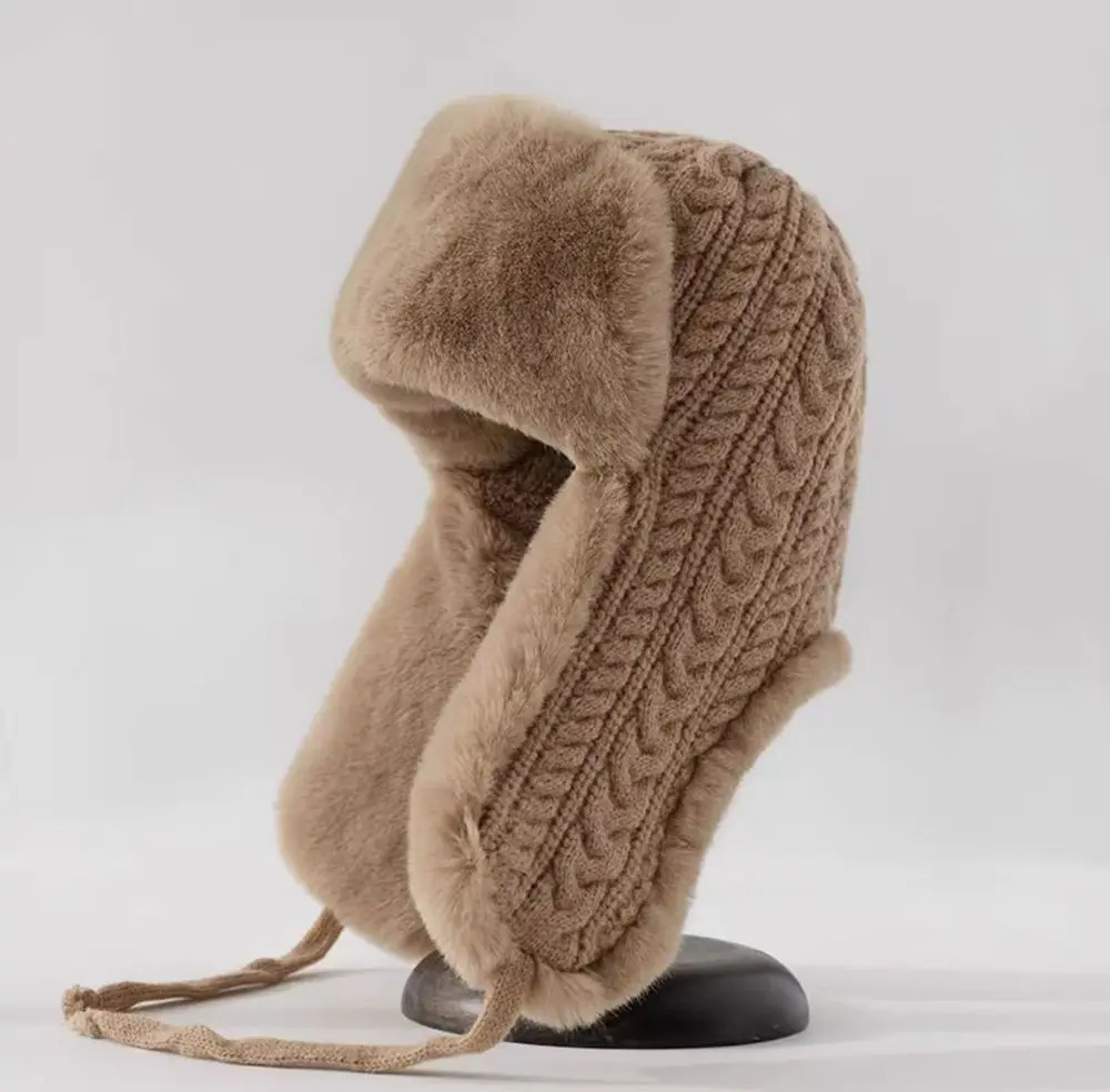 Strickmütze Creme mit Ohrenklappen, Zopfmuster und Bändern – Camel