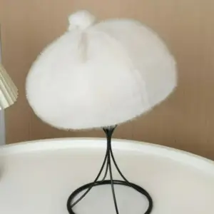 Weiße Bommelmütze Damen: flauschiges Barett mit kleinem Bommel – Weiß