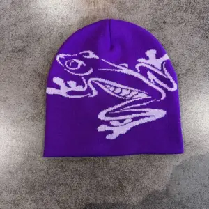 Mütze Lila Damen: Strick-Beanie mit großem Frosch-Motiv – Lila
