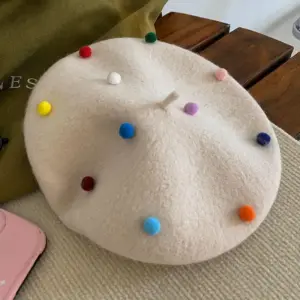 Wollmütze Damen als Baskenmütze mit bunten Bommeln – Beige