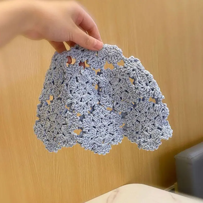 Dünne Mütze in Schwarz, gehäkelt mit Blumenmuster – Hellblau