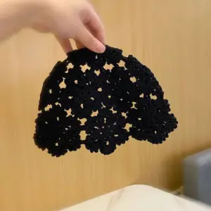 Dünne Mütze in Schwarz, gehäkelt mit Blumenmuster – Schwarz