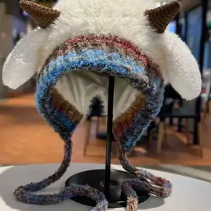 Creme Wintermütze Damen mit Hörnchen und Ohrenklappen – Creme – blaues Band
